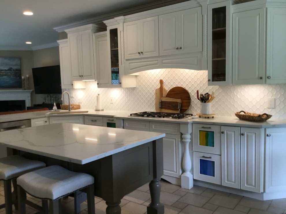 Example of a transitional home design design in Cincinnati