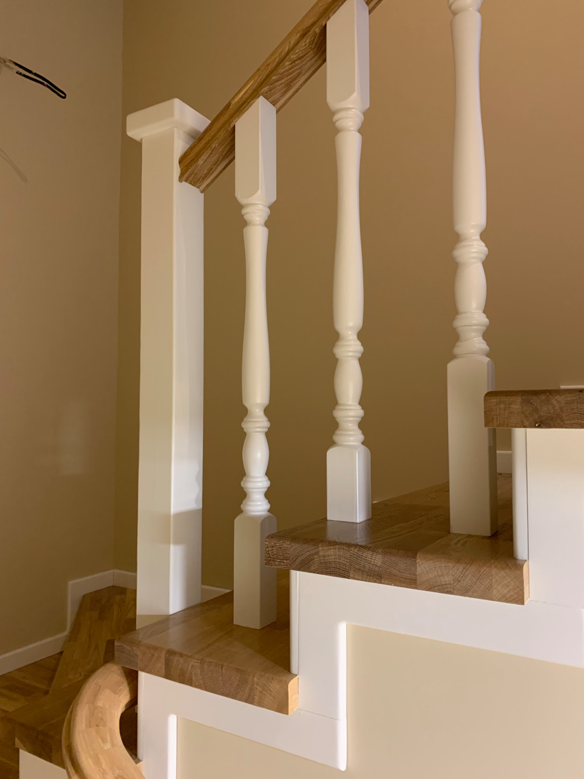 Обшивка бетонной лестницы дубом в таунхаусе ЖК Каскад Парк