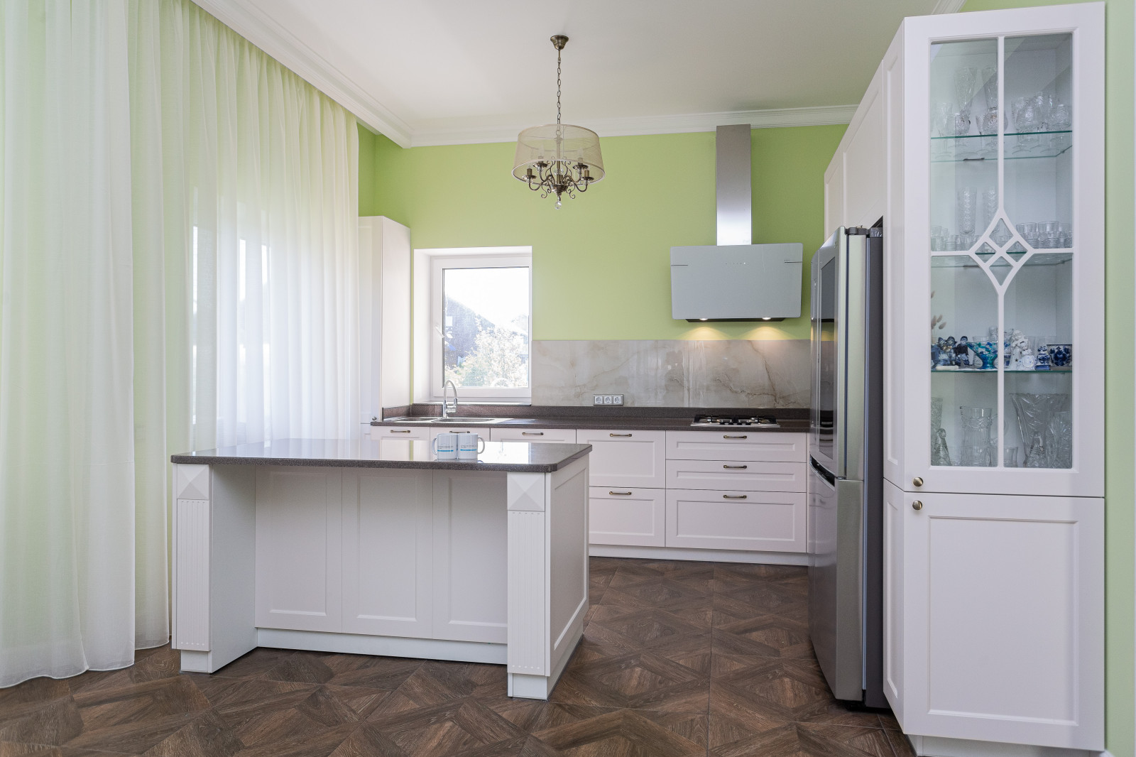 Кухня с островом и каменной столешницей