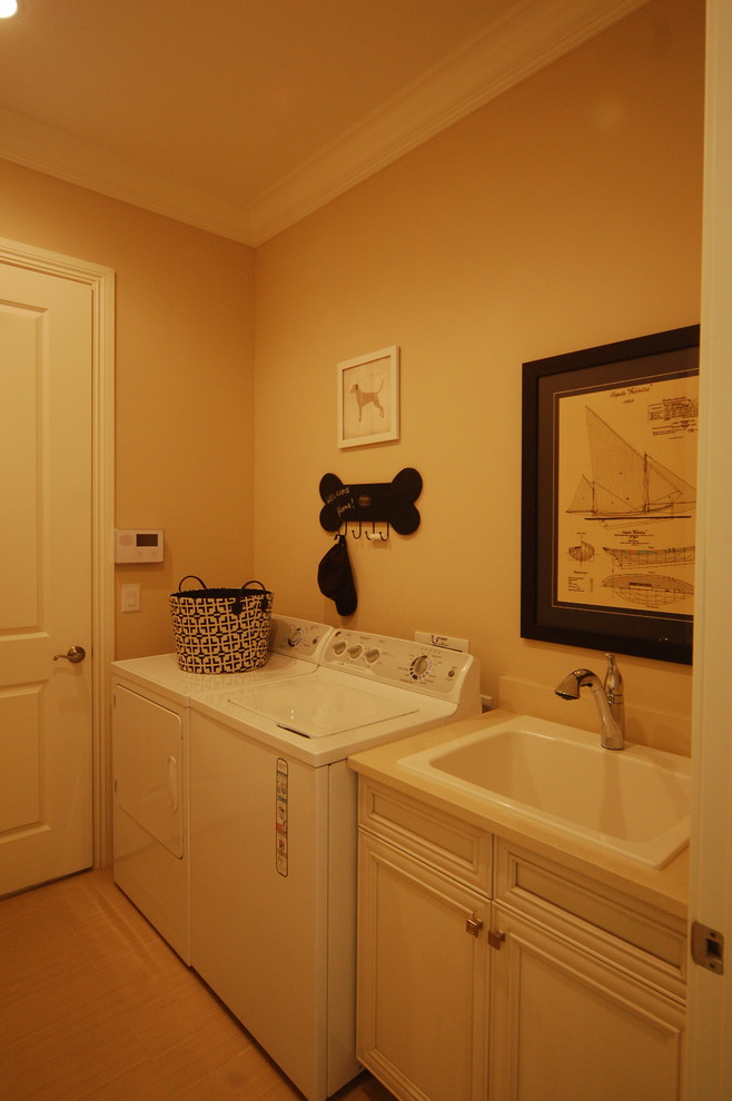 Example of an eclectic home design design in Miami