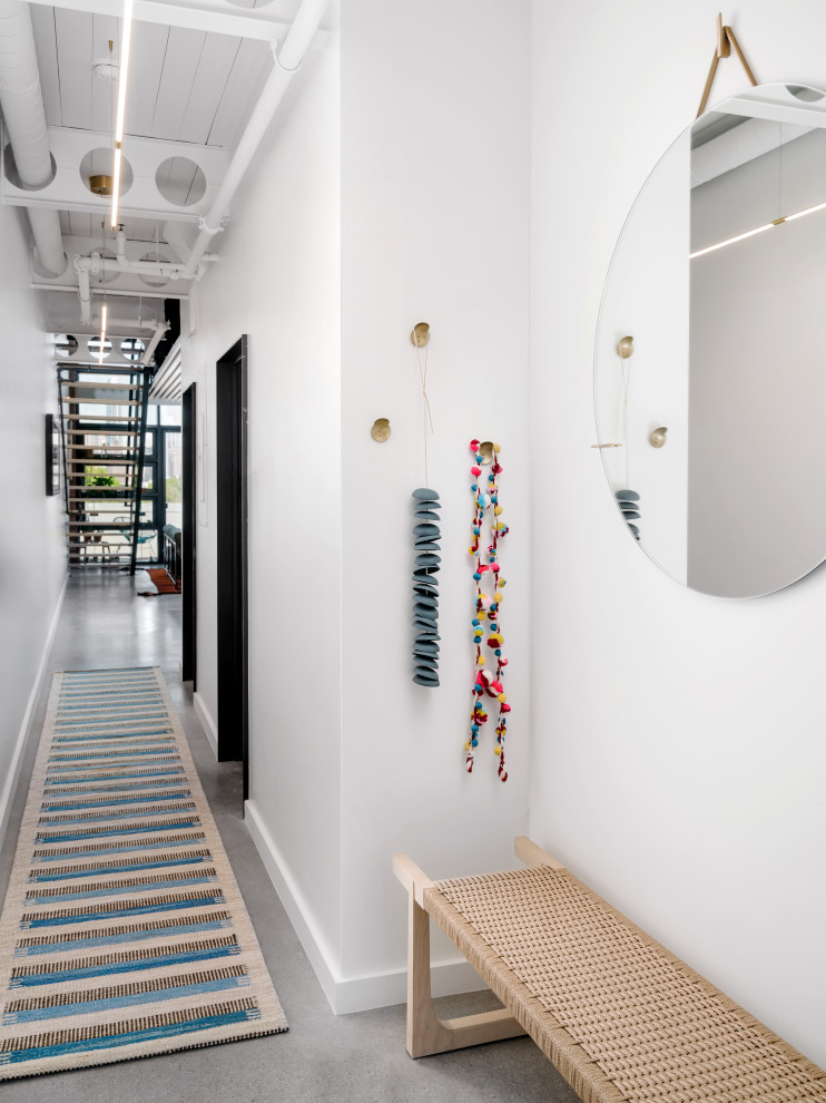 Свежая идея для дизайна: узкий коридор в стиле лофт - отличное фото интерьера