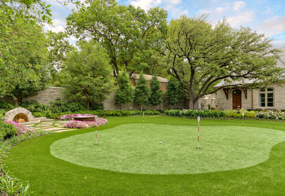 This is an example of a traditional backyard garden in Dallas.