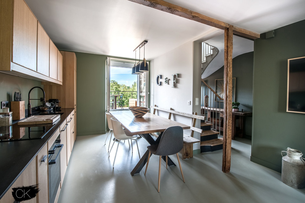 На фото: маленькая кухня в стиле кантри с бетонным полом для на участке и в саду с