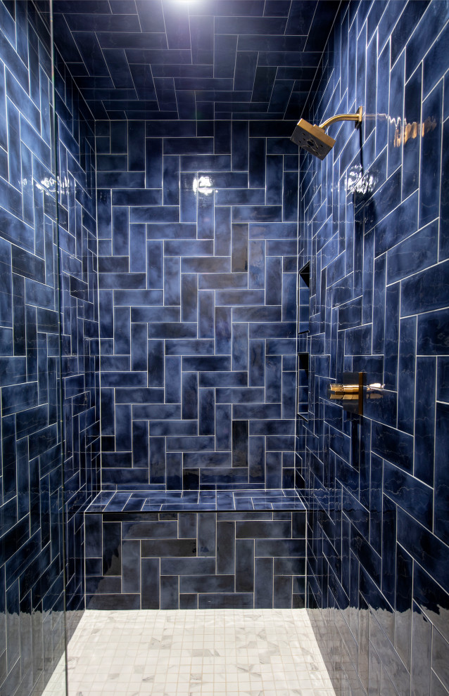 Aménagement d'une grande salle d'eau classique en bois foncé avec un placard à porte shaker, un carrelage bleu, un sol en marbre, un plan de toilette en quartz modifié, un sol blanc, un plan de toilette noir, meuble double vasque et meuble-lavabo encastré.