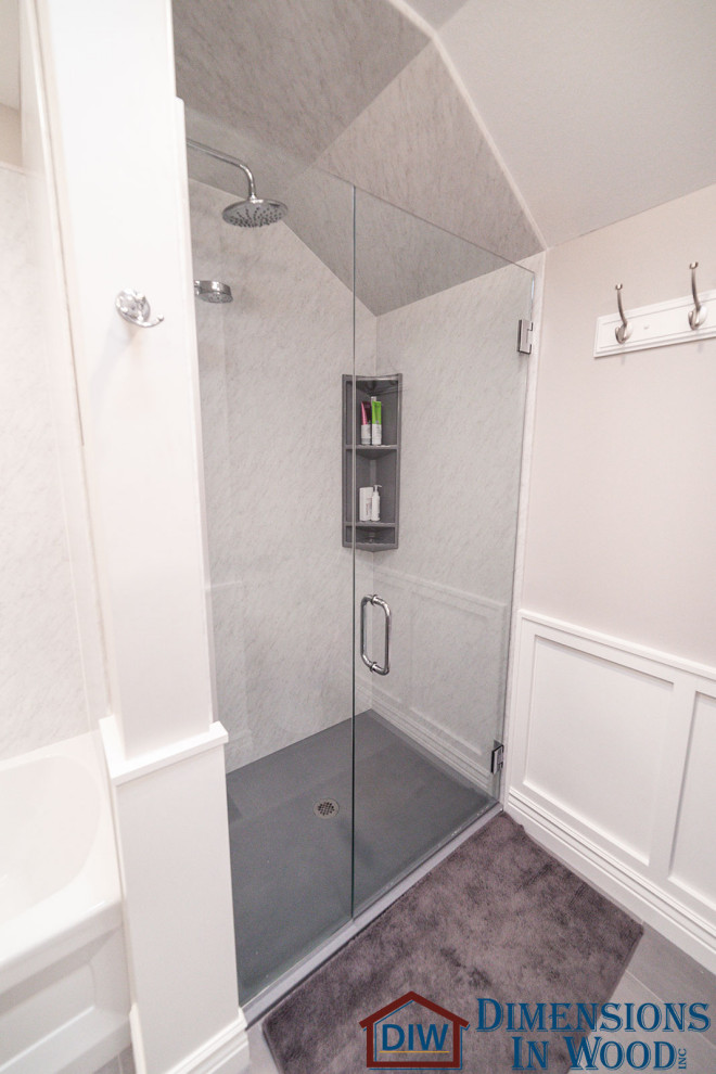 Exempel på ett litet modernt badrum