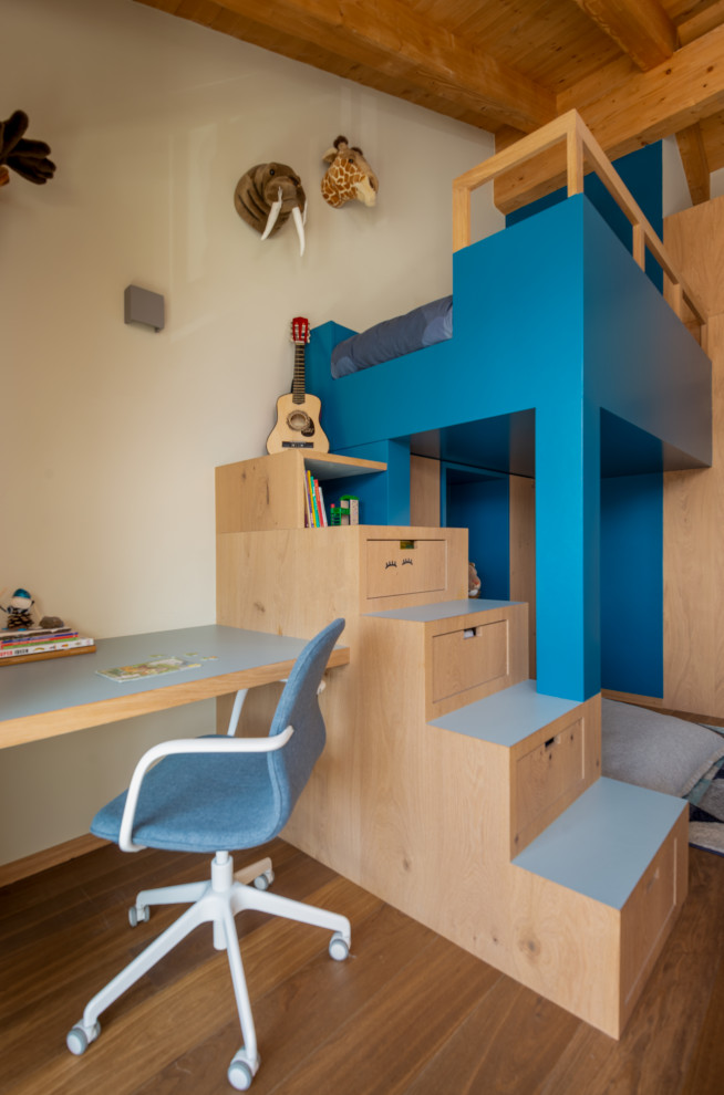 Idee per una cameretta per bambini contemporanea con pareti beige e travi a vista