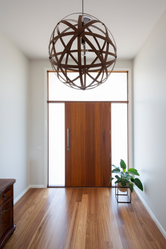 Haustür mit weißer Wandfarbe, braunem Holzboden, Einzeltür und hellbrauner Holzhaustür in Canberra - Queanbeyan