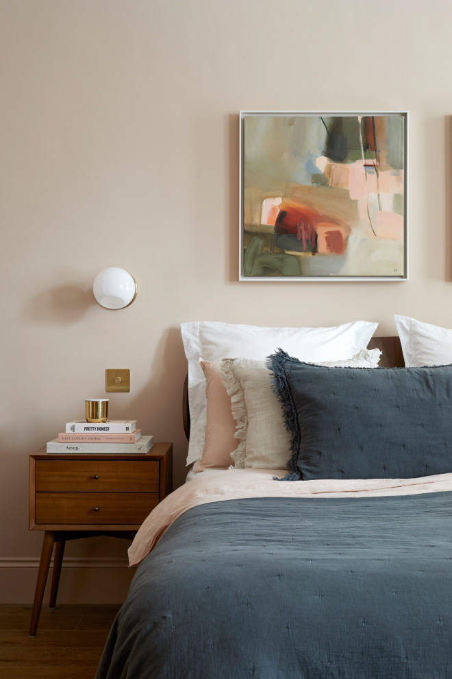 ロンドンにある小さなコンテンポラリースタイルのおしゃれな主寝室 (ピンクの壁、無垢フローリング、暖炉なし、茶色い床) のレイアウト