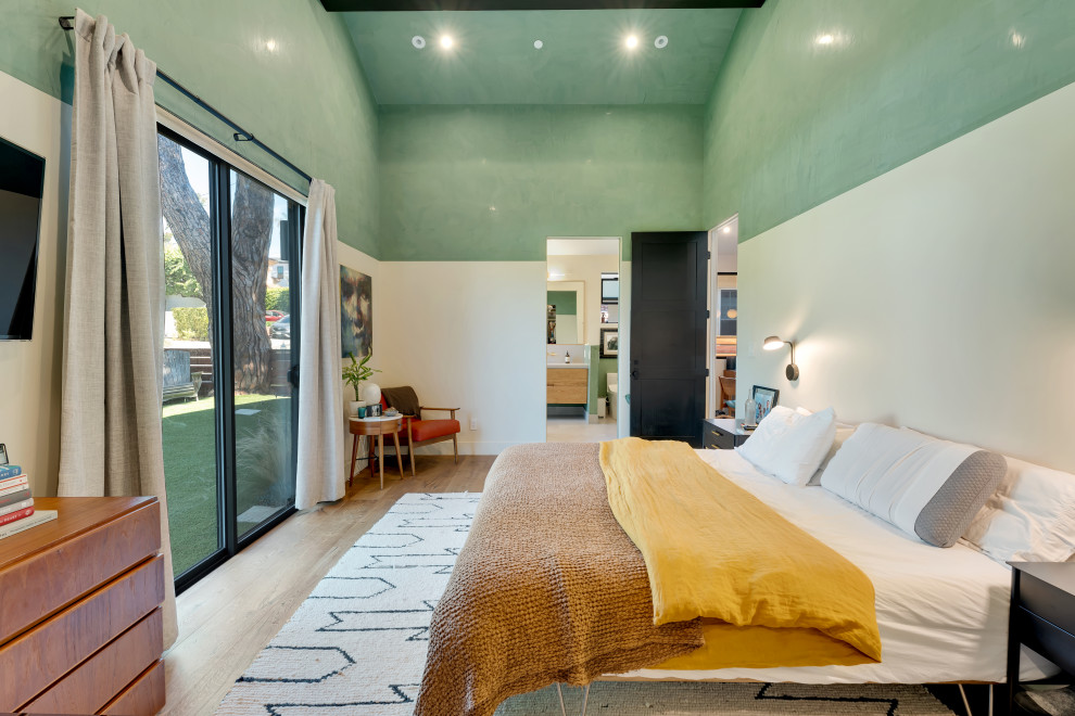 Idee per una camera matrimoniale minimalista di medie dimensioni con pareti multicolore, pavimento in legno massello medio, pavimento marrone e soffitto a volta