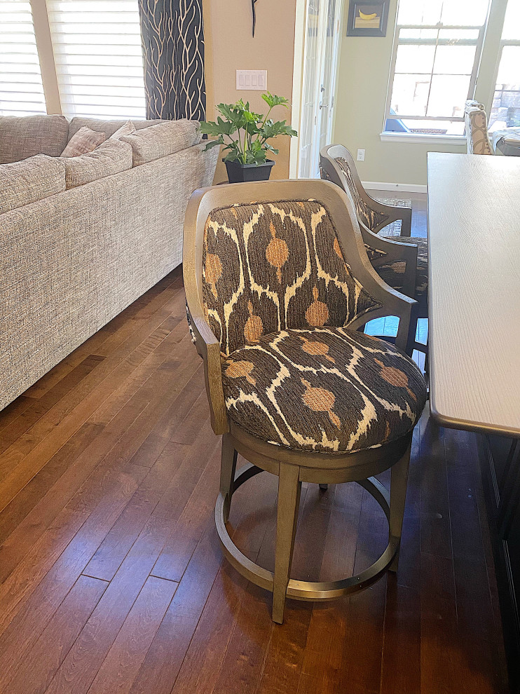 Mid-sized transitional u-shaped medium tone wood floor and brown floor eat-in kitchen photo in Denver with an undermount sink, shaker cabinets, white cabinets, quartzite countertops, white backsplash, ceramic backsplash, stainless steel appliances, an island and white countertops