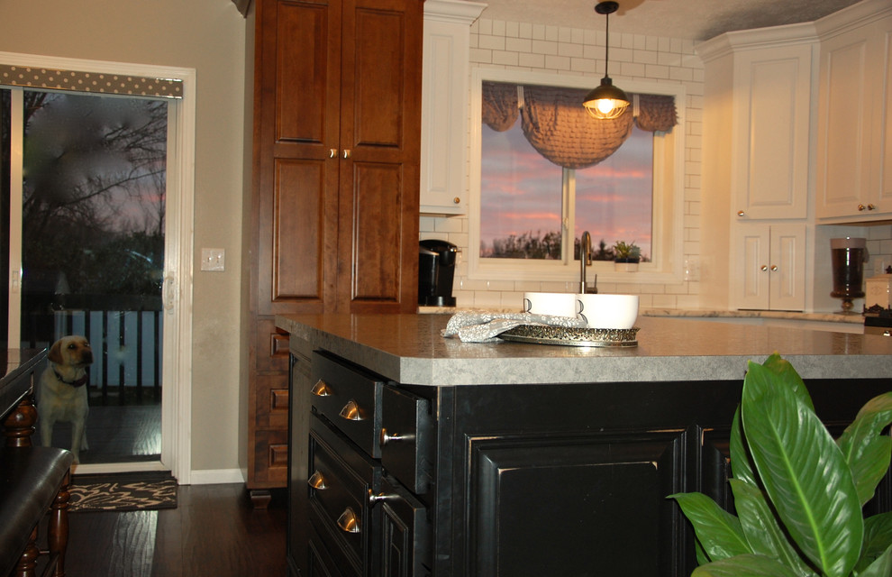 Example of a mid-sized transitional kitchen design