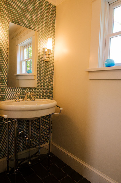 Marblehead Residence klassisch-gaestetoilette