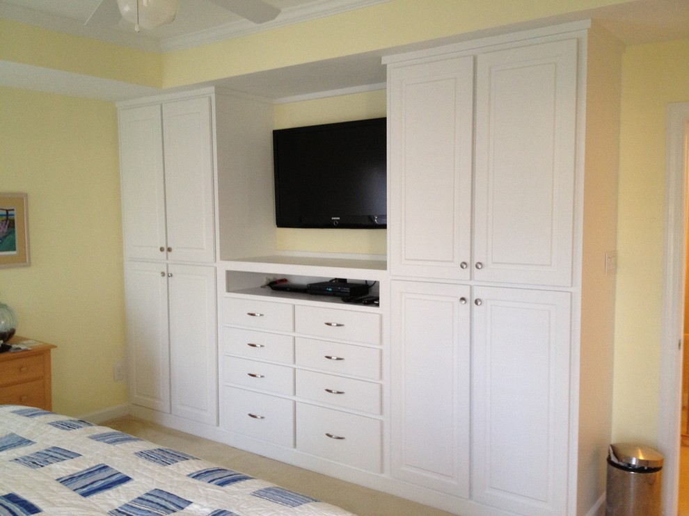 This is an example of a traditional storage and wardrobe in Raleigh.