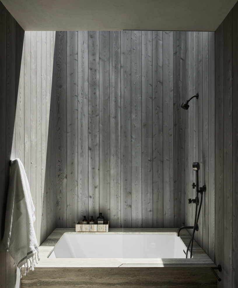 Свежая идея для дизайна: большая серо-белая ванная комната в современном стиле с душем над ванной, открытым душем, деревянными стенами, серыми стенами и японской ванной - отличное фото интерьера