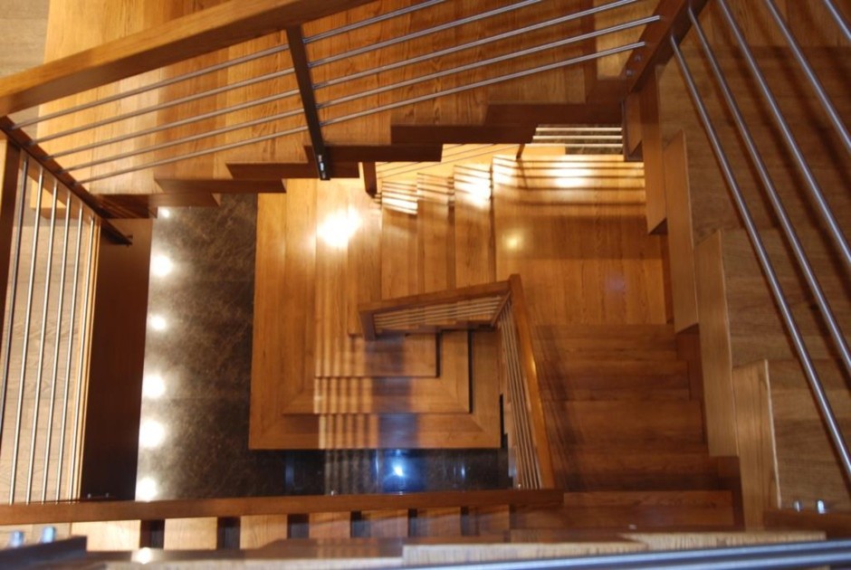 Стильный дизайн: большая п-образная деревянная лестница в стиле неоклассика (современная классика) с деревянными ступенями и деревянными перилами - последний тренд