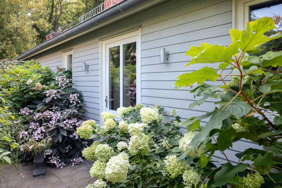 Mittelgroße Country Haustür mit grauer Wandfarbe, Einzeltür und weißer Haustür in Berlin