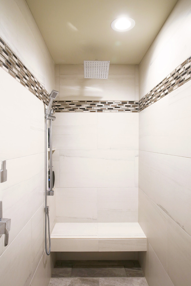 Idéer för ett stort modernt vit en-suite badrum, med skåp i shakerstil, bruna skåp, våtrum, en toalettstol med separat cisternkåpa, vit kakel, keramikplattor, bruna väggar, klinkergolv i porslin, ett undermonterad handfat, bänkskiva i kvarts, grått golv och med dusch som är öppen
