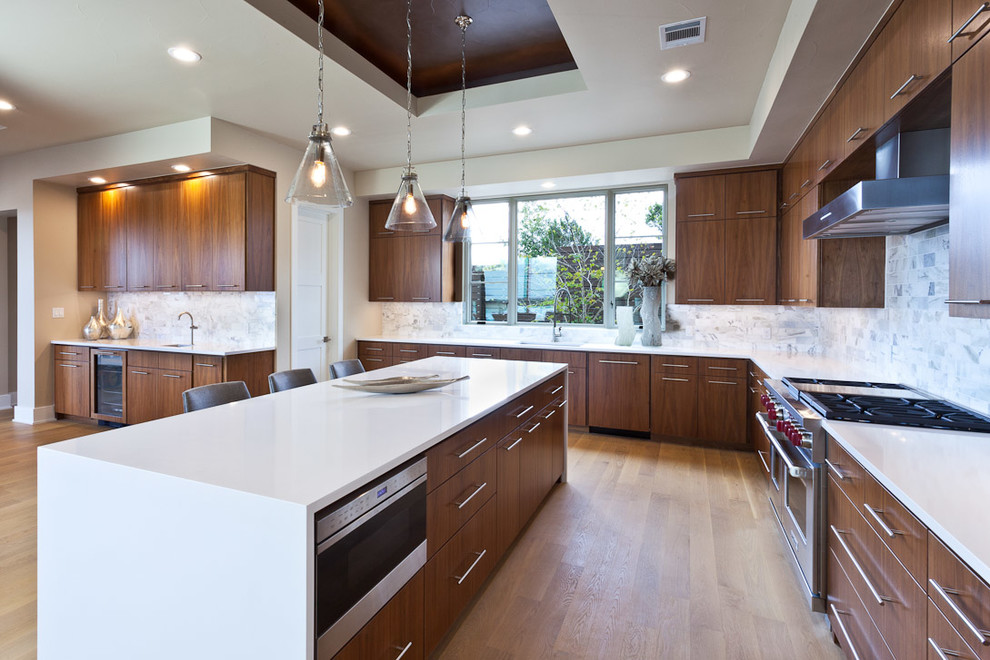 Kitchen - contemporary kitchen idea in Orange County