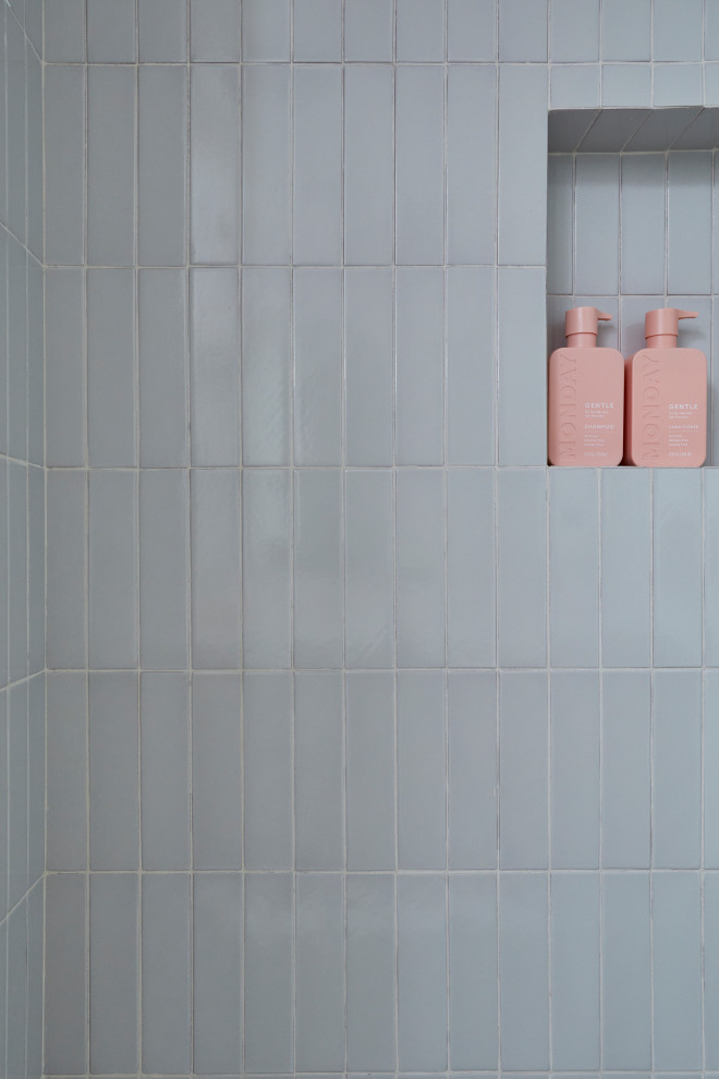 Inspiration för ett mellanstort minimalistiskt vit vitt badrum för barn, med skåp i shakerstil, bruna skåp, ett badkar i en alkov, en dusch/badkar-kombination, rosa kakel, glaskakel, vita väggar, terrazzogolv, ett undermonterad handfat, bänkskiva i kvarts, vitt golv och dusch med gångjärnsdörr
