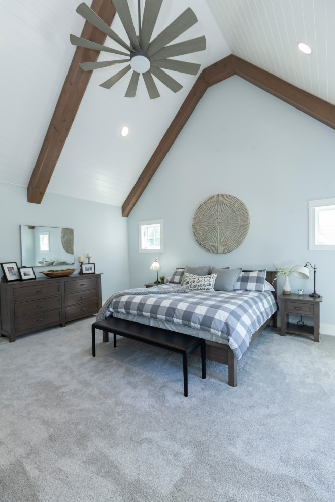 Стильный дизайн: хозяйская спальня в стиле кантри с паркетным полом среднего тона, серым полом и балками на потолке - последний тренд