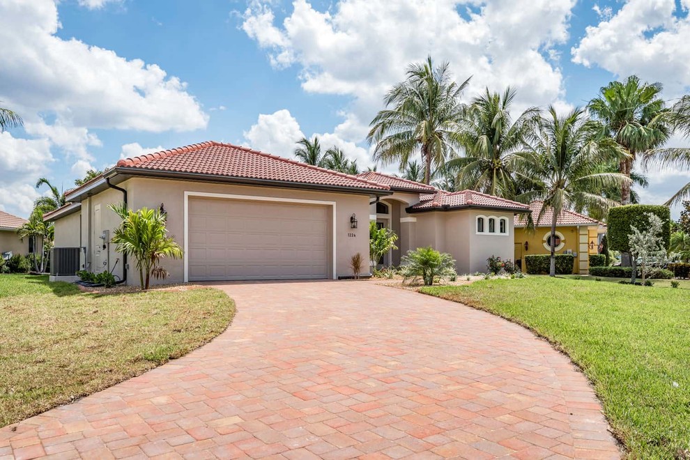 Example of a transitional home design design in Miami