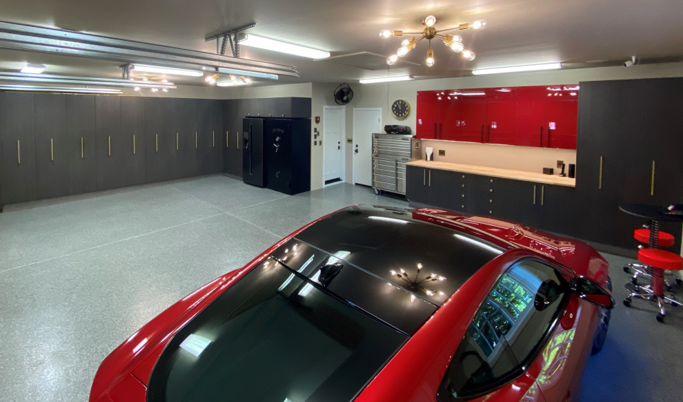 Idées déco pour un grand garage pour trois voitures attenant contemporain avec un bureau, studio ou atelier.