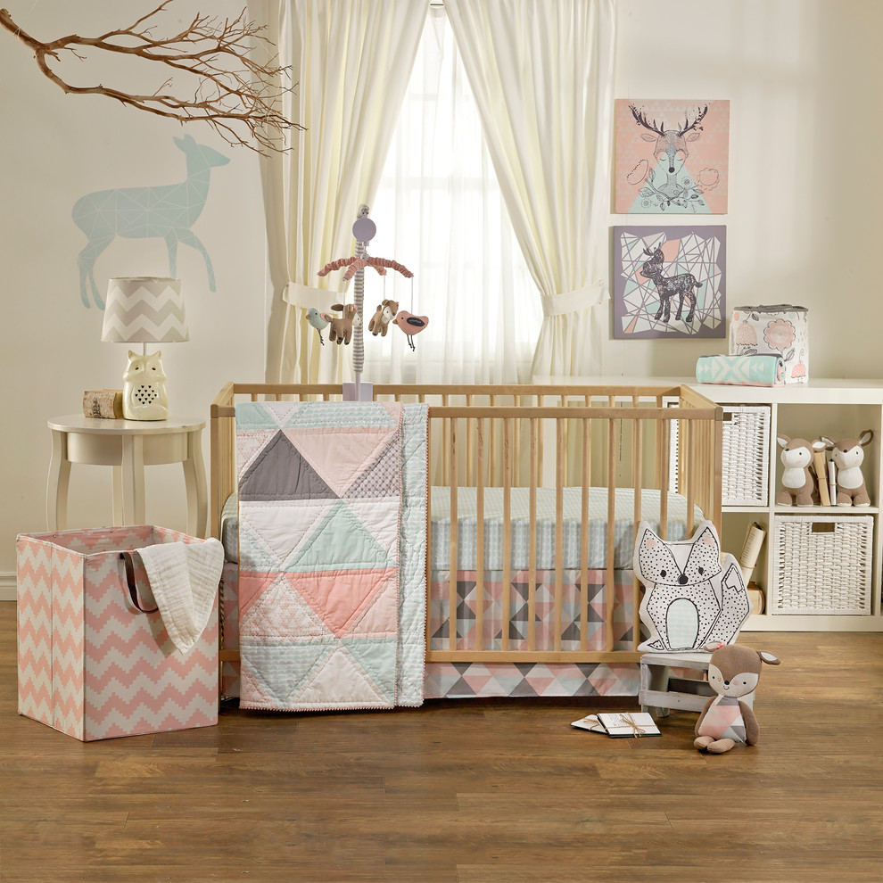 Modelo de habitación de bebé niña de tamaño medio con paredes blancas