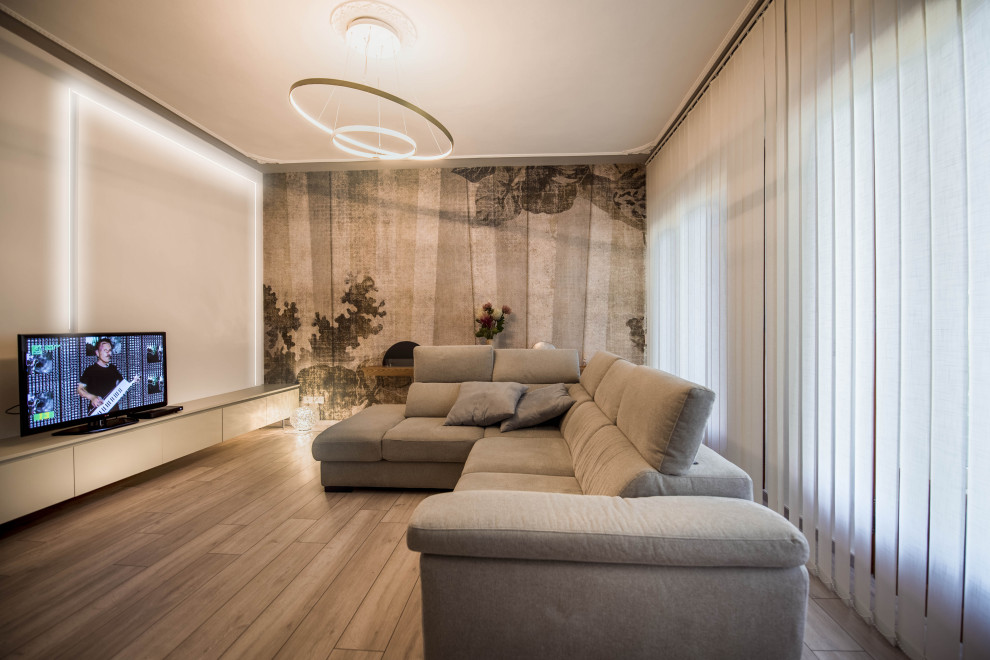Mittelgroßes, Abgetrenntes Modernes Wohnzimmer mit weißer Wandfarbe, hellem Holzboden, Hängekamin, Kaminumrandung aus Holz, grauem Boden und Tapetenwänden in Florenz