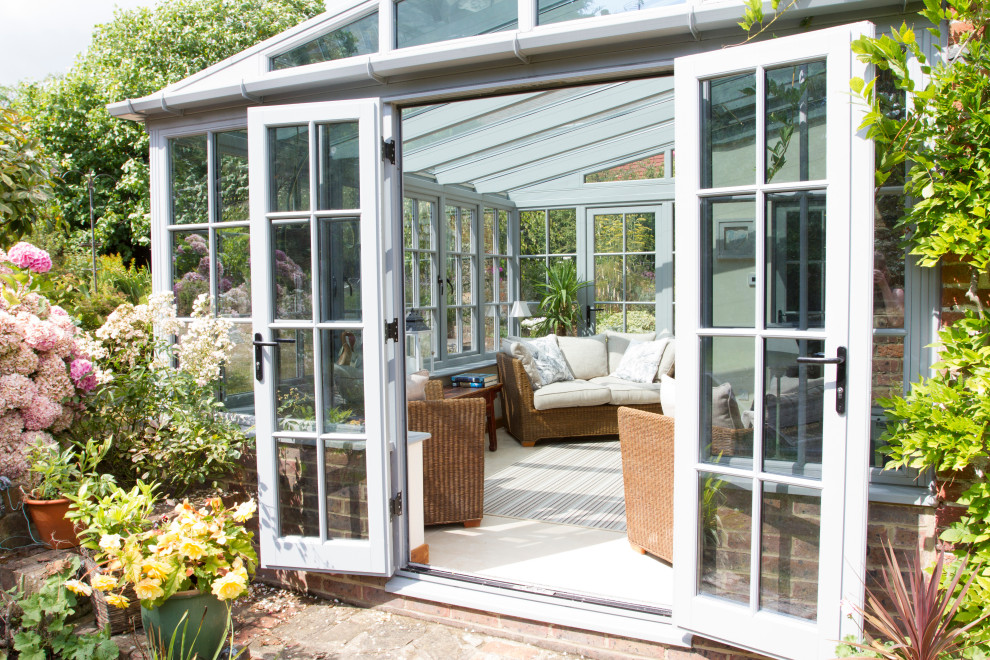 Foto di una veranda classica di medie dimensioni con soffitto in vetro