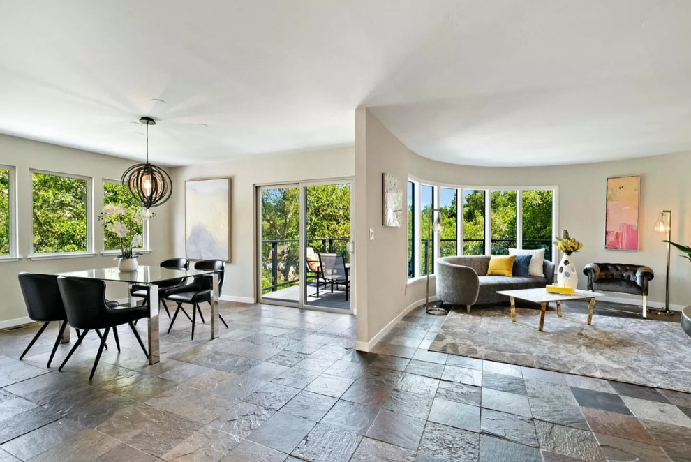Esempio di un grande soggiorno contemporaneo aperto con pareti beige, pavimento in ardesia e pavimento multicolore