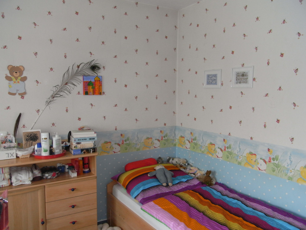 Mittelgroßes Modernes Kinderzimmer mit beiger Wandfarbe, hellem Holzboden, beigem Boden, Tapetendecke und Tapetenwänden in Frankfurt am Main