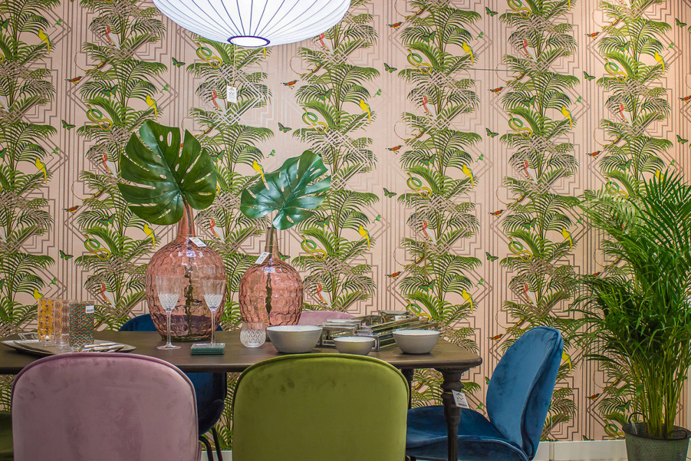 Inspiration för mellanstora eklektiska matplatser med öppen planlösning, med rosa väggar, betonggolv och grått golv
