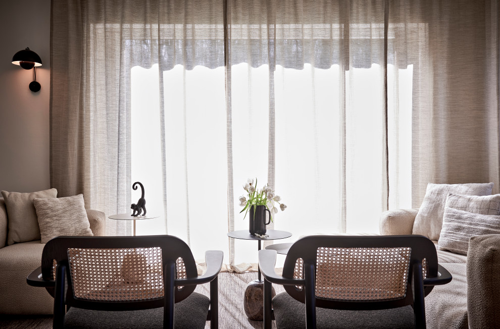 Mittelgroßes, Repräsentatives, Offenes Modernes Wohnzimmer mit weißer Wandfarbe und hellem Holzboden in Hamburg