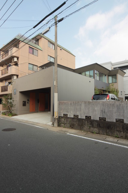 岡田町の家 moderno-facciata
