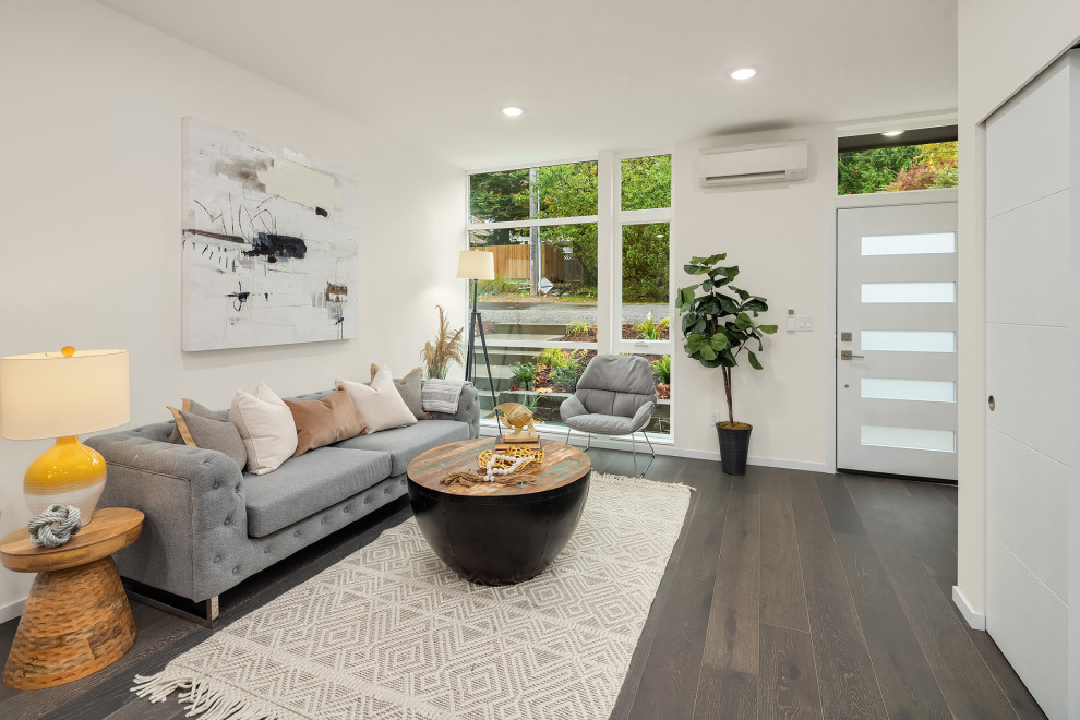Immagine di un soggiorno minimal con pareti bianche, parquet scuro e pavimento marrone