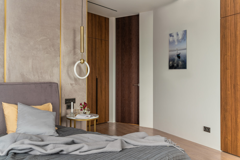 Diseño de dormitorio nórdico de tamaño medio con paredes grises, suelo laminado, suelo beige y papel pintado