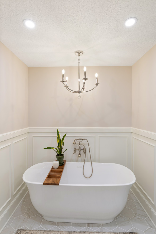 Großes Klassisches Badezimmer En Suite mit flächenbündigen Schrankfronten, weißen Schränken, Wandnische, Doppelwaschbecken, eingebautem Waschtisch und vertäfelten Wänden in Kansas City