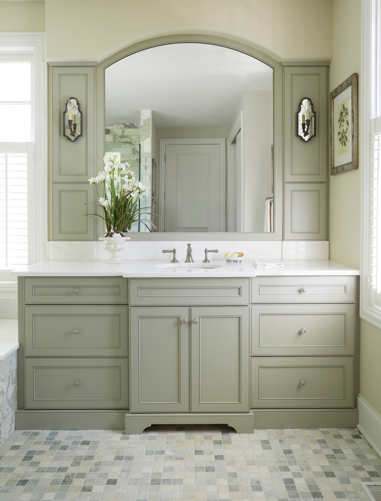 Bild på ett stort vintage vit vitt en-suite badrum, med luckor med profilerade fronter, gröna skåp, beige väggar, klinkergolv i porslin, ett undermonterad handfat, marmorbänkskiva och flerfärgat golv