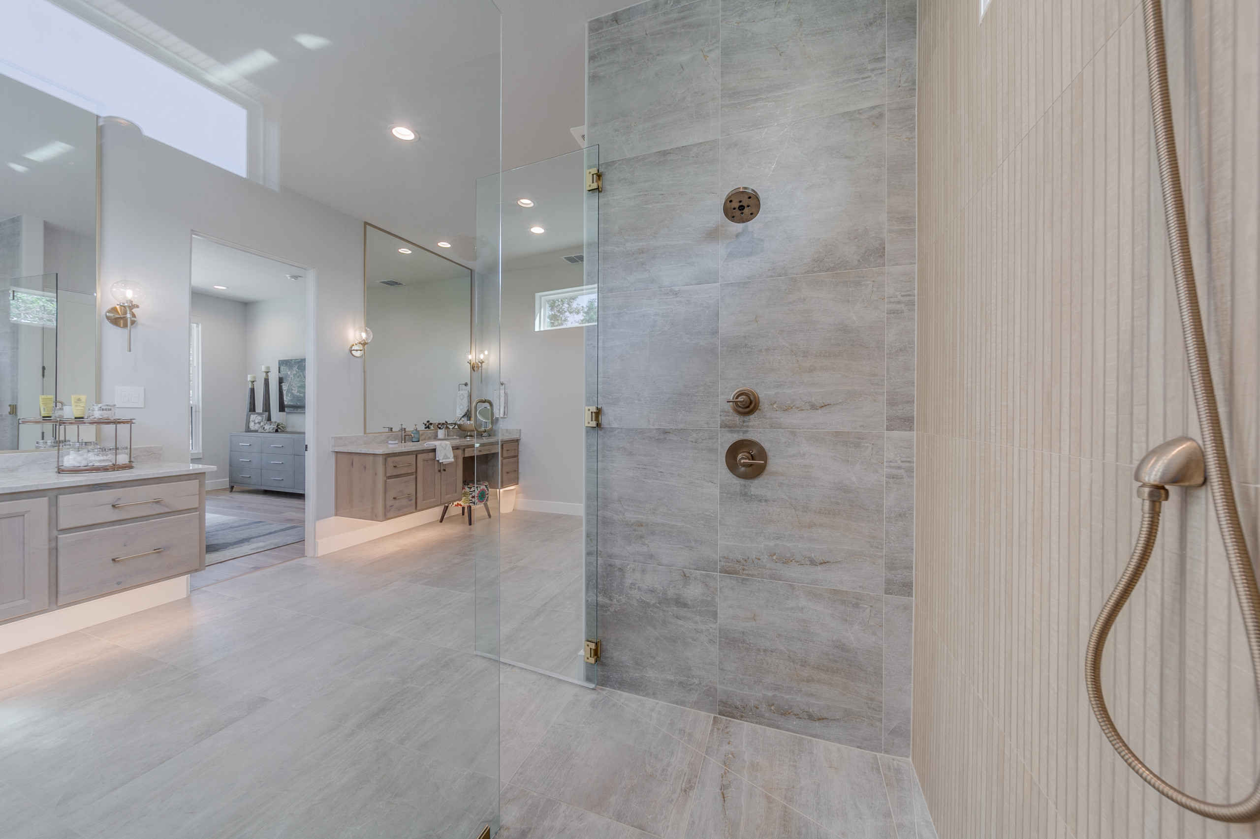 Modern European: 3,830 ft², 4 BR/3 BA/1 ST