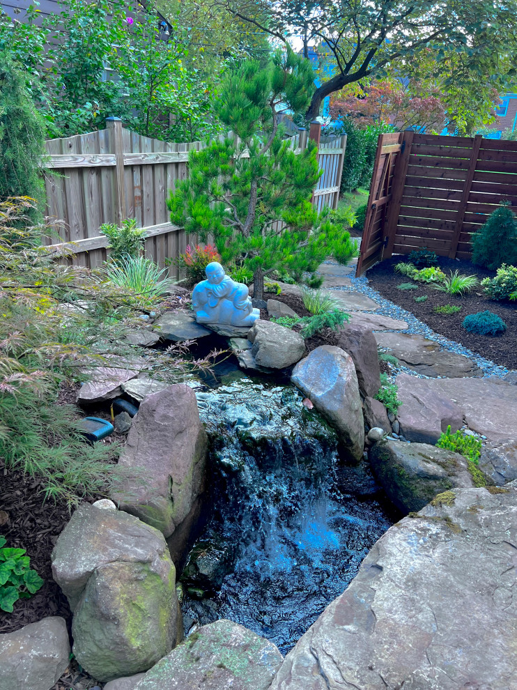ワシントンD.C.にある中くらいなアジアンスタイルのおしゃれな庭 (天然石敷き) の写真