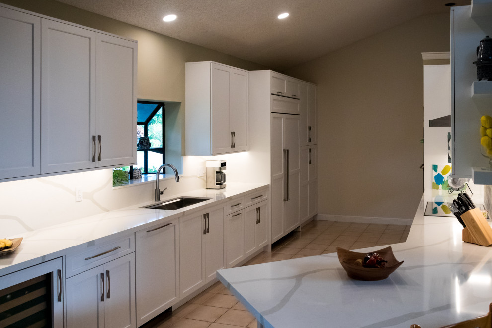 Transitional home design photo in Miami