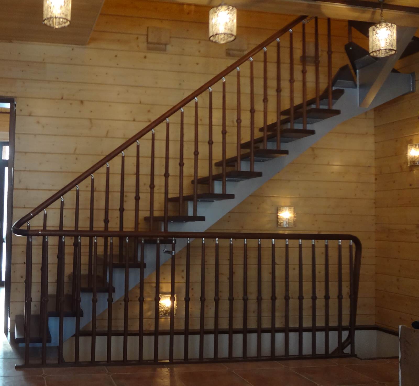 Лестница на второй этаж из дерева ясень. Самара пос. Малая царевщина.