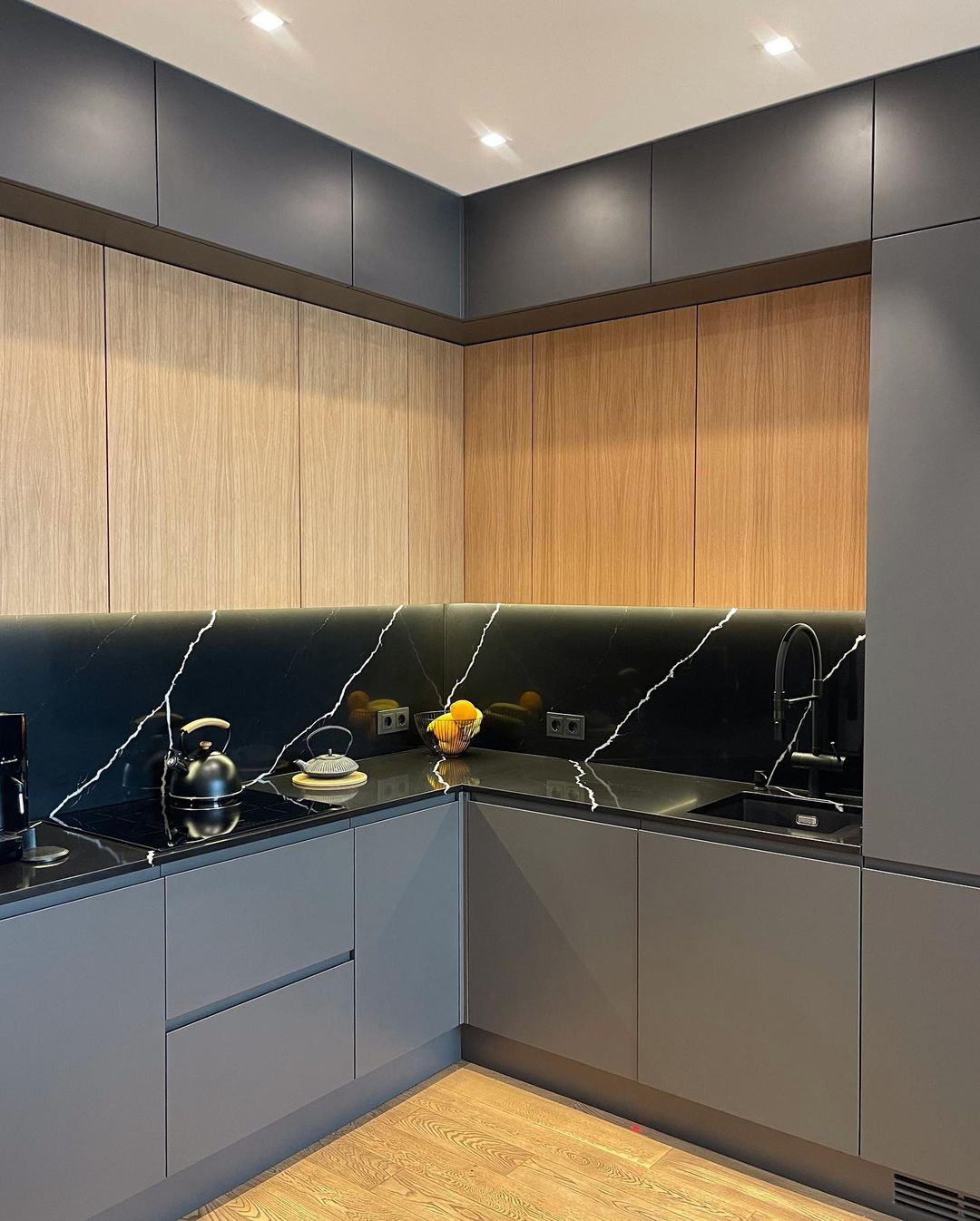 Современная кухня графитового цвета