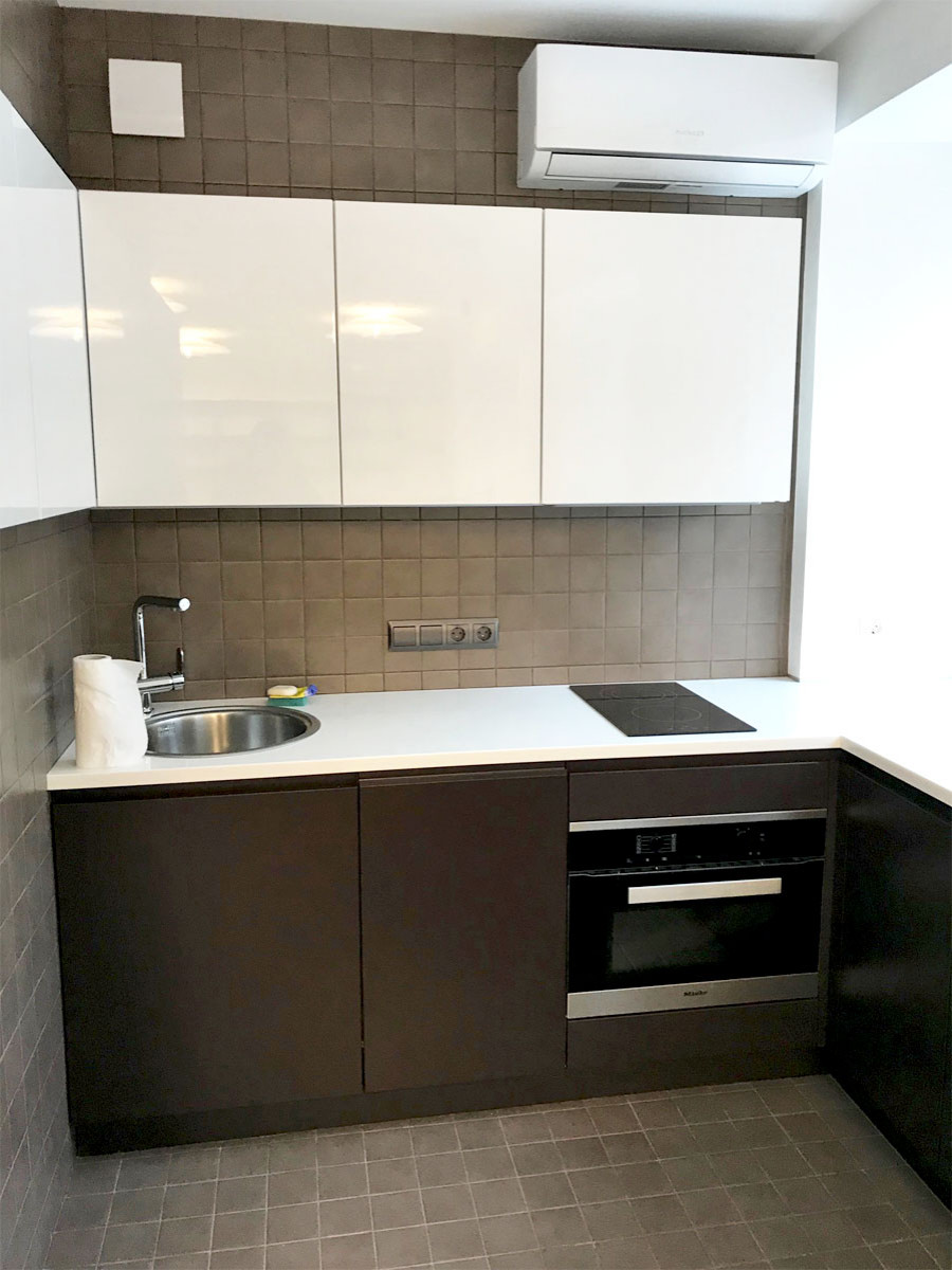 Современная кухня в квартире студии