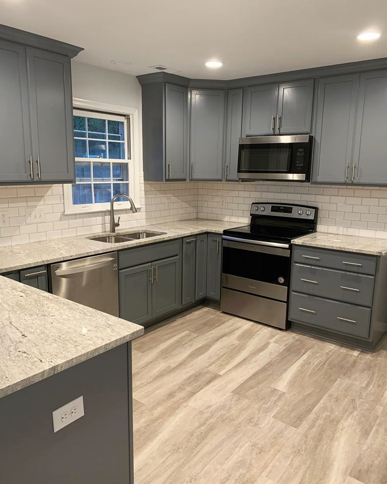 Home design - mid-sized transitional home design idea