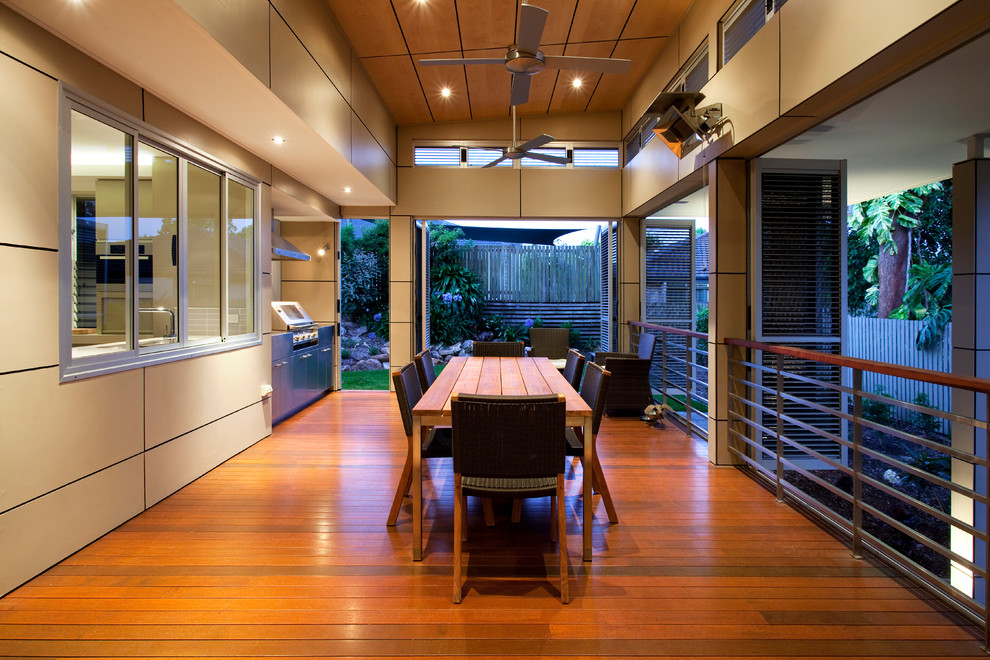 Design ideas for an expansive contemporary side yard deck in Brisbane with a roof extension.