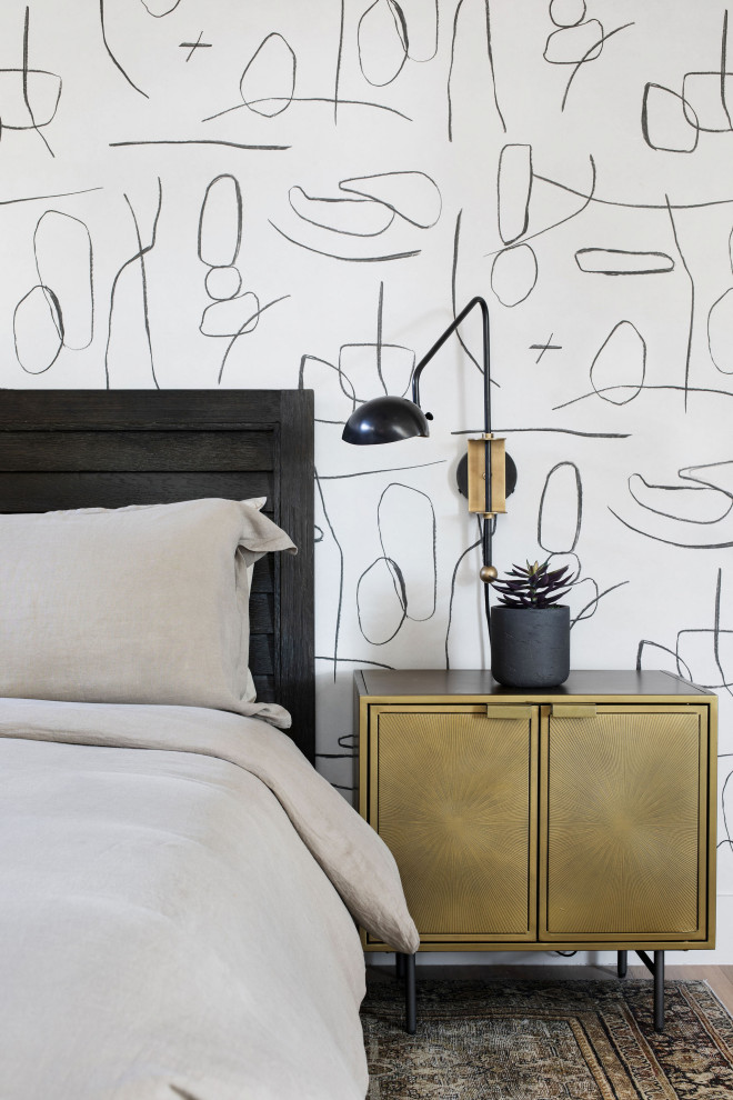 Foto de dormitorio principal minimalista de tamaño medio con paredes blancas, suelo de madera clara, suelo beige y papel pintado