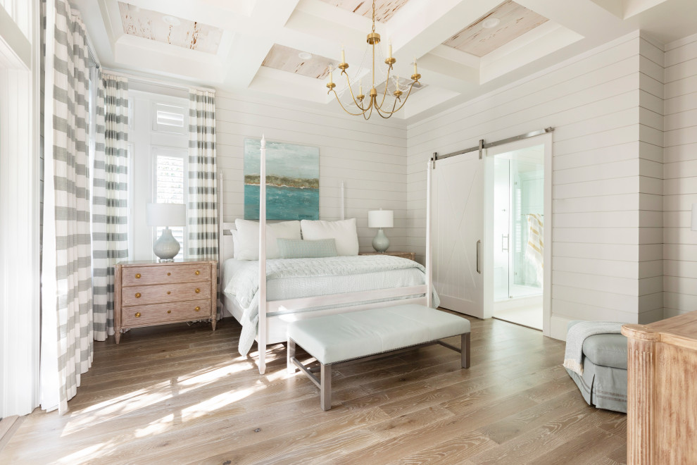 Свежая идея для дизайна: большая хозяйская спальня в морском стиле с белыми стенами, светлым паркетным полом, коричневым полом, кессонным потолком и стенами из вагонки - отличное фото интерьера