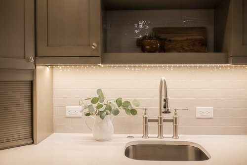Example of a transitional home design design in Seattle