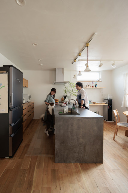 ナチュラルなインテリアの中に、グレーカラーがかっこいいキッチンが映えます。 contemporary-kitchen